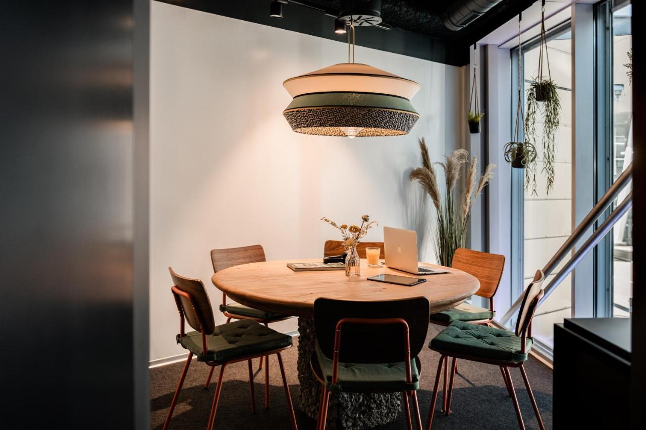 Capsule - Zurich Airport Hotel